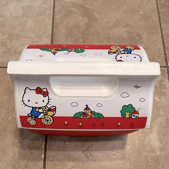Hello Kitty Igloo Cooler Mini Playmate 4QT RED Lunch Picnic Limited Edition - Picture 3 of 8